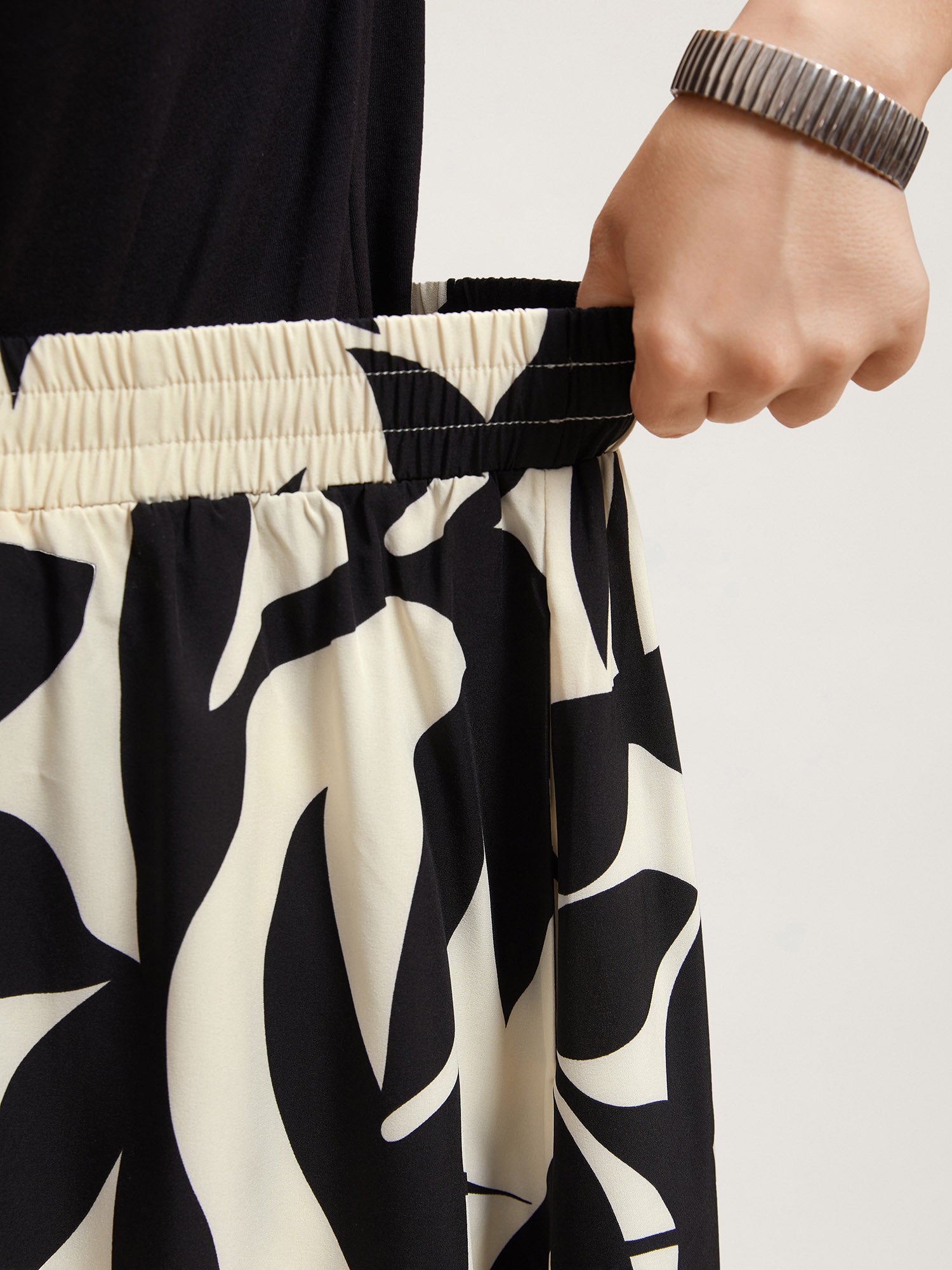 Leaf Print Stretchy-Waist Midi Skirt